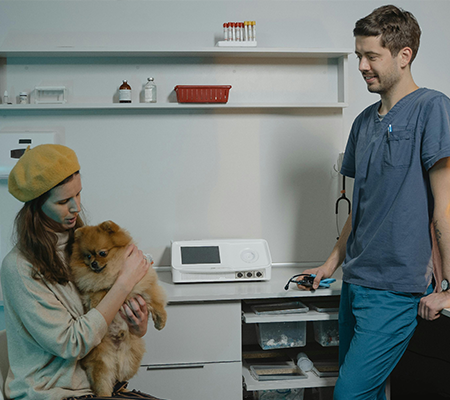 img-vet-with-animal.png